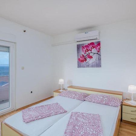 Awesome Apartment In Stara Baska 1 With Kitchen Exteriör bild